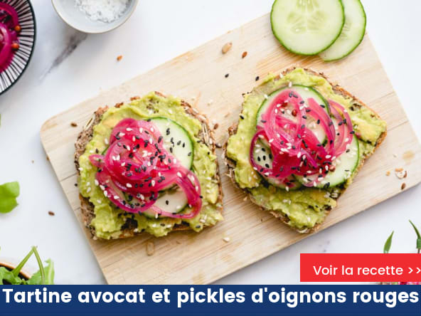 Tartine avocat et pickles d'oignons rouges